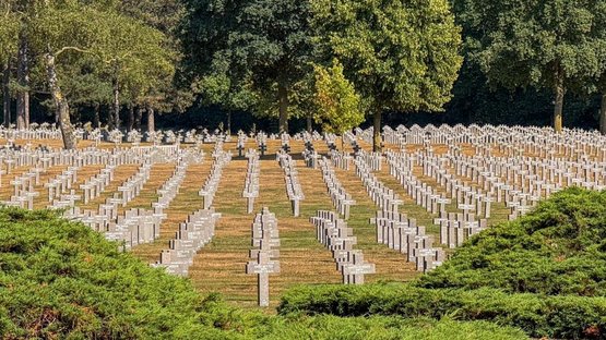 Blick über das Gräberfeld der Kriegsgräberstätte Ysselsteyn