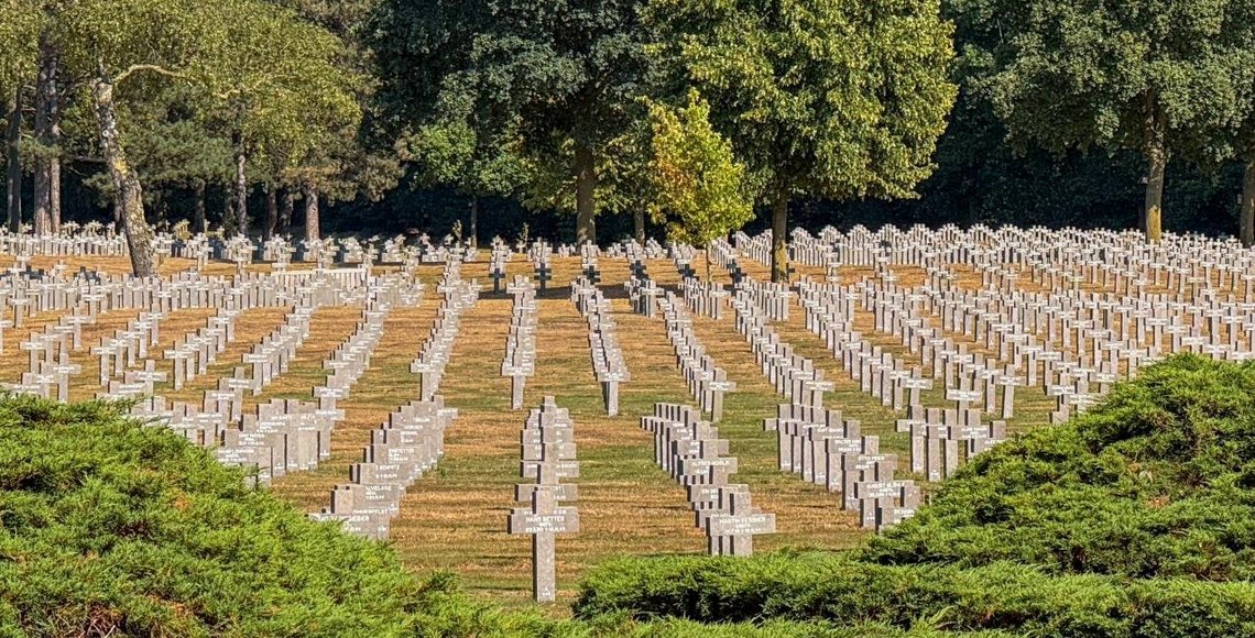 Blick über das Gräberfeld der Kriegsgräberstätte Ysselsteyn