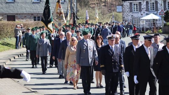 Das Foto zeigt den Festumzug zum Ehrenmal in Sundern-Hellefeld. Neben den Schützen, Reservisten und anderen, lokalen Vereinen mit jeweiligem Banner erkennt man in der Bildmitte auch den Kreisvorsitzenden des Volksbundes im Hochsauerland, Hubert Kleff, sowie den Bezirksvorsitzenden, Regierungspräsident Heinrich Böckelühr.